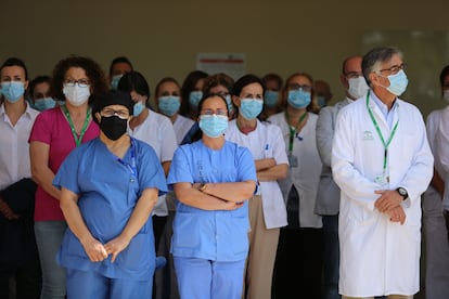 Sanitarios del Hospital Virgen de la Victoria (Málaga) guardan un minuto de silencio en el primer día de luto nacional decretado por el Gobierno por las víctimas del coronavirus.