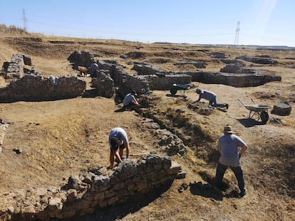 Trabajos de excavación y consolidación de las Termas de la ciudad romana de Lancia (León).