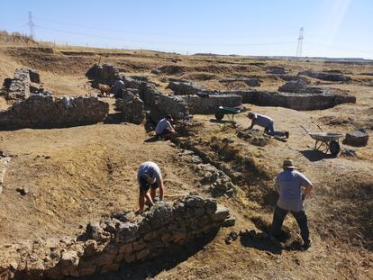 Trabajos de excavación y consolidación de las Termas de la ciudad romana de Lancia (León).