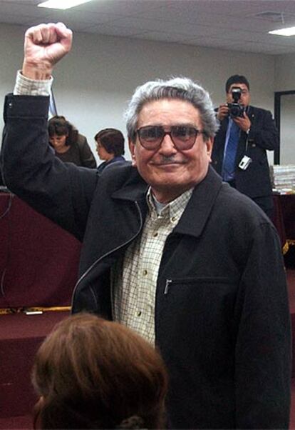 Guzmán alza el puño derecho en la sala del tribunal que le juzga.