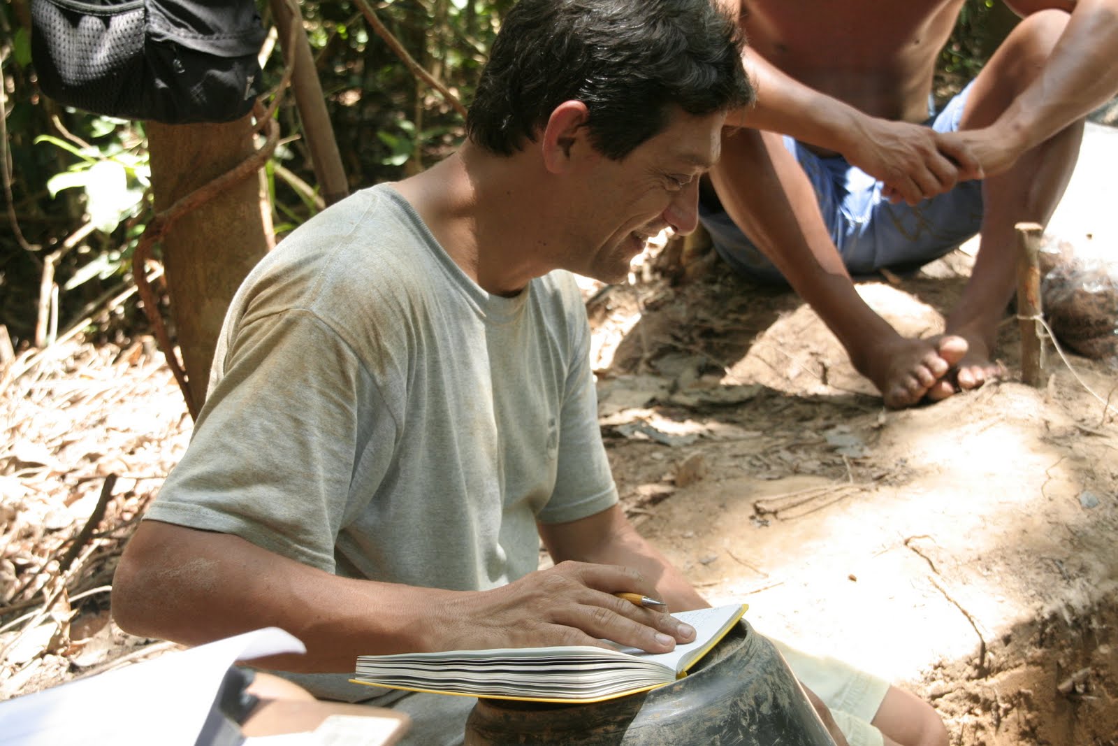 El arqueólogo brasileño Eduardo Neves excavando junto al río Unini en la Amazonia en 2011.