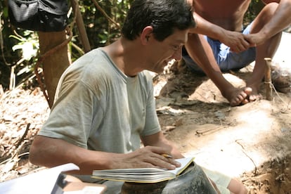 El arquelogo brasile?o Eduardo Neves excavando junto al ro Unini en la Amazonia en 2011.