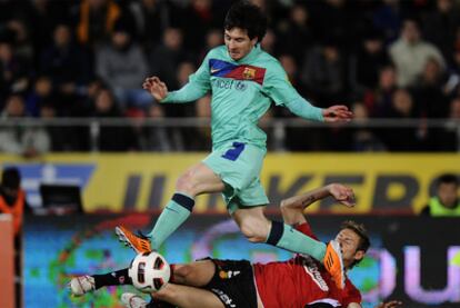 Messi intenta avanzar ante el marcaje de Rubén en el Mallorca-Barça del sábado.