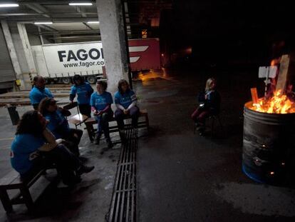 Empleados de Fagor electrodom&eacute;sticos protestan en noviembre de 2013 fuera de la f&aacute;brica de Basauri para defender sus puestos de trabajo.
  