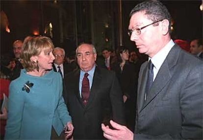 Esperanza Aguirre, Francisco Javier Ansuátegui (delegado del Gobierno) y Alberto Ruiz-Gallardón, en le celebración del aniversario de la Constitución.