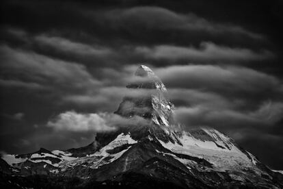 O Monte Matterhorn fica entre a Suíça e a Itália.