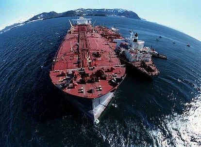 Exxon-Mobil manipuló en Wikipedia la información sobre el vertido de su petrolero <i>Exxon Valdez</i> (en la imagen) frente a las costas de Alaska en 1989.