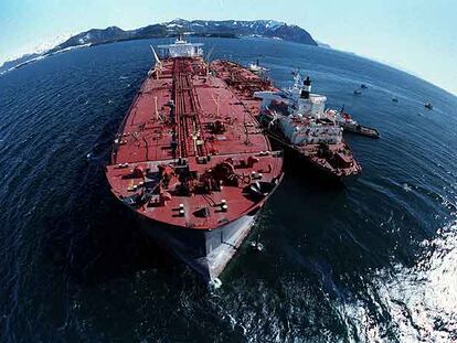 Exxon-Mobil manipuló en Wikipedia la información sobre el vertido de su petrolero <i>Exxon Valdez</i> (en la imagen) frente a las costas de Alaska en 1989.