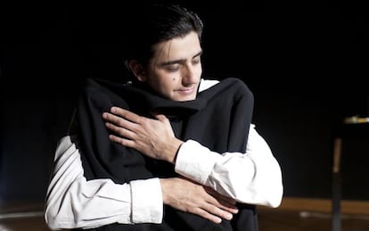 El actor Juan Ceacero pone vida al artista del hambre en Guindalera.