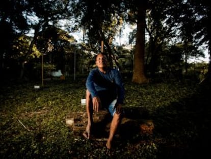 El agricultor Olimpio Guajajara coordina a 123 miembros de su comunidad que vigilan a madereros, traficantes y furtivos