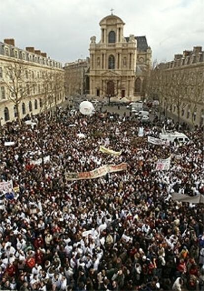 Cientos de investigadores se han concentrado a las puertas del Ayuntamiento de París.