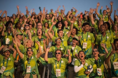 Equipe de voluntários ensaia torcida no final da tarde desta quinta, no Parque Olímpico.