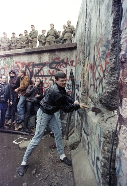 Imagen de ciudadanos de Berlín del Este intentando romper el muro de Berlín el 11 de noviembre de 1989 junto a la puerta de Branderburgo.