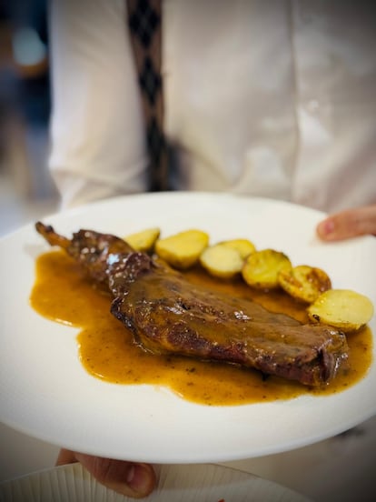 Paletilla de lechal al horno con patatas