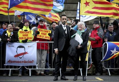 Clara Ponsatí y su abogado Aamer Anwar.