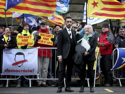 Clara Ponsatí y su abogado Aamer Anwar.