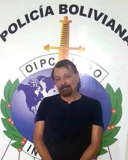 Cesare Battisti ao ser preso em Santa Cruz de La Sierra, na Bolívia, em foto divulgada pelo Governo da Itália.
