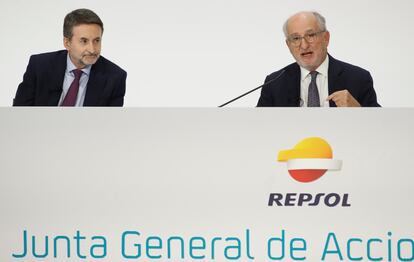 Antonio Brufau, presidente de Repsol y Josu Jon Imaz, Consejero delegado, durante la junta de accionistas dela compañía de 2023.