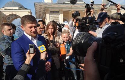 Kadírov responde a la prensa, en una imagen de 2011.