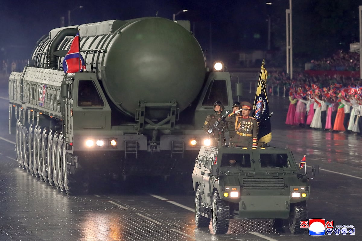 Corea del Norte exhibe su nuevo misil intercontinental, capaz de alcanzar Estados Unidos