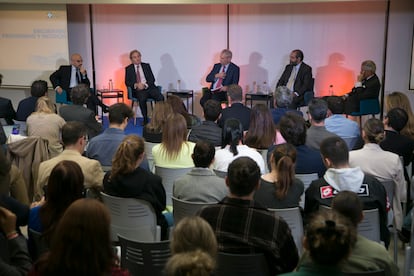 Mesa redonda donde Carlos Núñez, presidente ejecutivo de PRISA Media; Ignacio Ybarra, presidente del Grupo Vocento; Alfonso Bullón de Mendoza, presidente-editor del Grupo El Debate; y Asís Martín de Cabiedes, presidente ejecutivo de Europa Press, han conversado sobre los retos en el sector de los medios de comunicación.