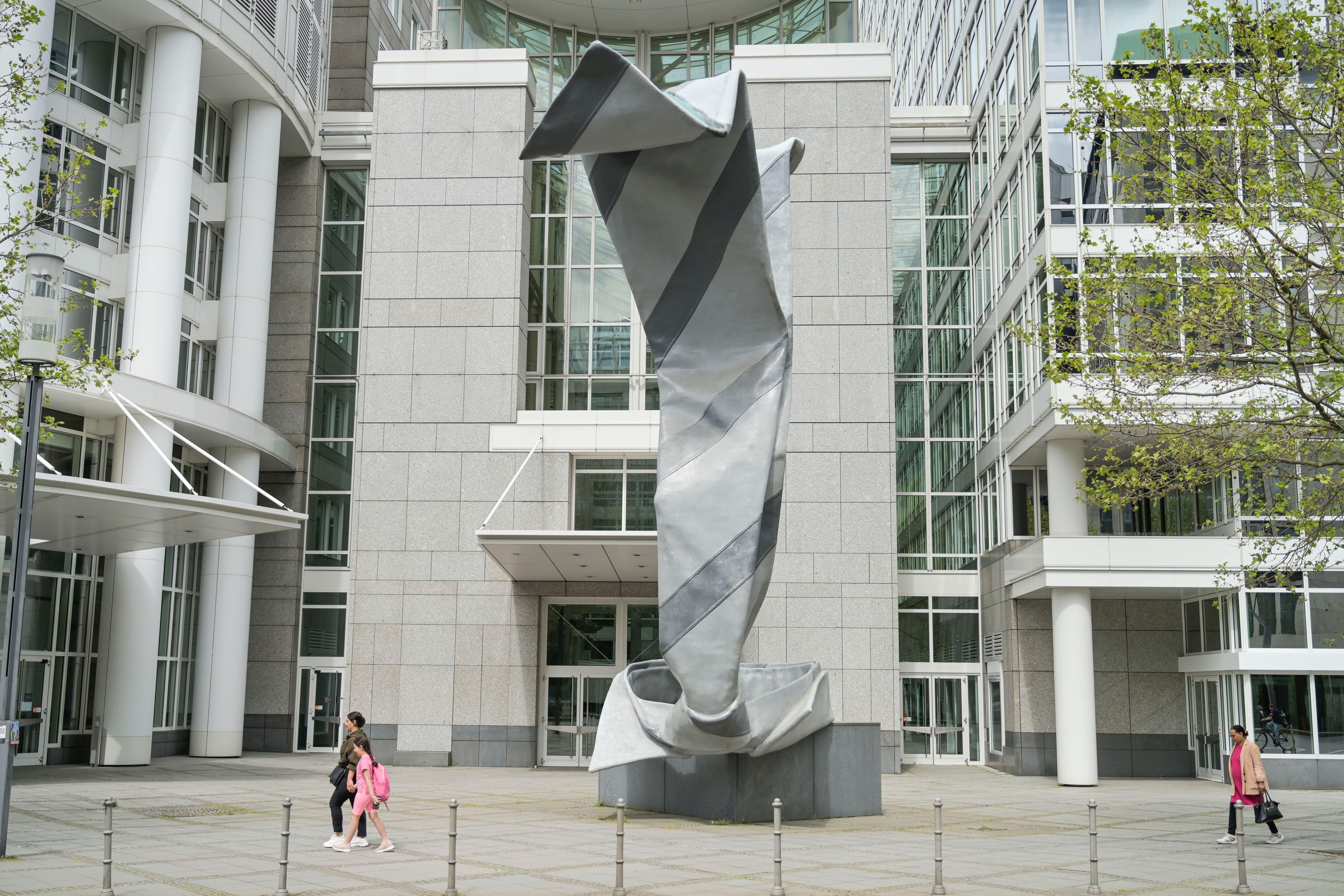 'Inverted Collar and Tie', obra de Claes Oldenburg en una de las plazas de Fráncfort.