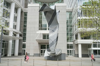 'Inverted Collar and Tie', obra de Claes Oldenburg en una de las plazas de Fráncfort.