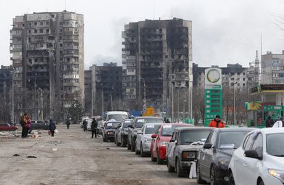 Una caravana de coches abandona la ciudad de Mariupol este jueves. Peter Maurer, presidente del Comité Internacional de la Cruz Roja, ha urgido este jueves a Rusia y a Ucrania a garantizar un paso seguro para poder actuar en la ciudad costera de Mariupol, que continúa bajo el asedio del Ejército ruso. En una rueda de prensa celebrada en Ginebra (Suiza), Maurer ha explicado que la organización humanitaria tuvo que dejar Mariupol el miércoles, porque su personal "ya no tenía capacidad operativa".