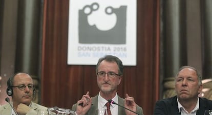 Los representantes del Comité de Seguimiento de las capitalidades, Steven Green (centro), y Ulrich Fuchs (derecha), junto al alcalde de San Sebastián, Juan Karlos Izagirre.