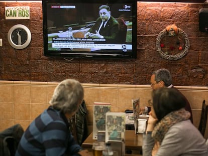 Seguiment de la declaració d'Oriol Junqueras en un bar de Barcelona.