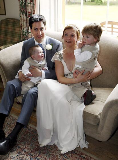 El líder del Partido Laborista británico, Ed Miliband, junto a su esposa Justine Thornton y sus hijos Daniel (derecha) y Samuel (en los brazos de su madre) tras su boda.