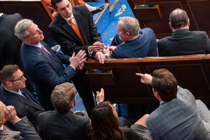 Kevin McCarthy, de pie, a la izquierda, dicute con Matt Gaetz, de espaldas a la derecha, tras la 14ª votación.