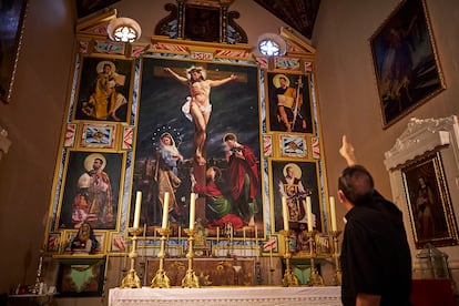 El sacerdote Antonio Fajardo explica el retablo en la iglesia de San Miguel de Guadix (Granada).