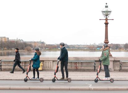 Usuarios de patinetes de la firma Voi.