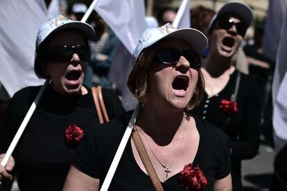 Atenas, Grecia. En la capital griega, el D&iacute;a del Trabajo ha estado marcado por una huelga general, la segunda del a&ntilde;o para protestar por los recortes del Gobierno.