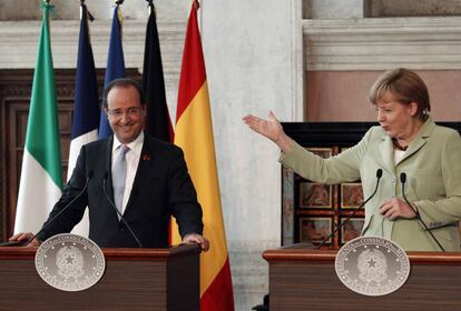 François Hollande y Angela Merkel bromean en la conferencia de prensa.
