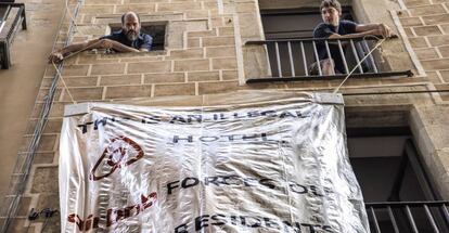 Ve&iuml;ns protesten contra els pisos tur&iacute;stics al centre de Barcelona.