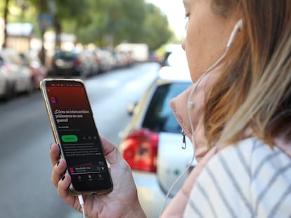 Una persona escucha un 'podcast' de EL PAÍS en una calle madrileña.