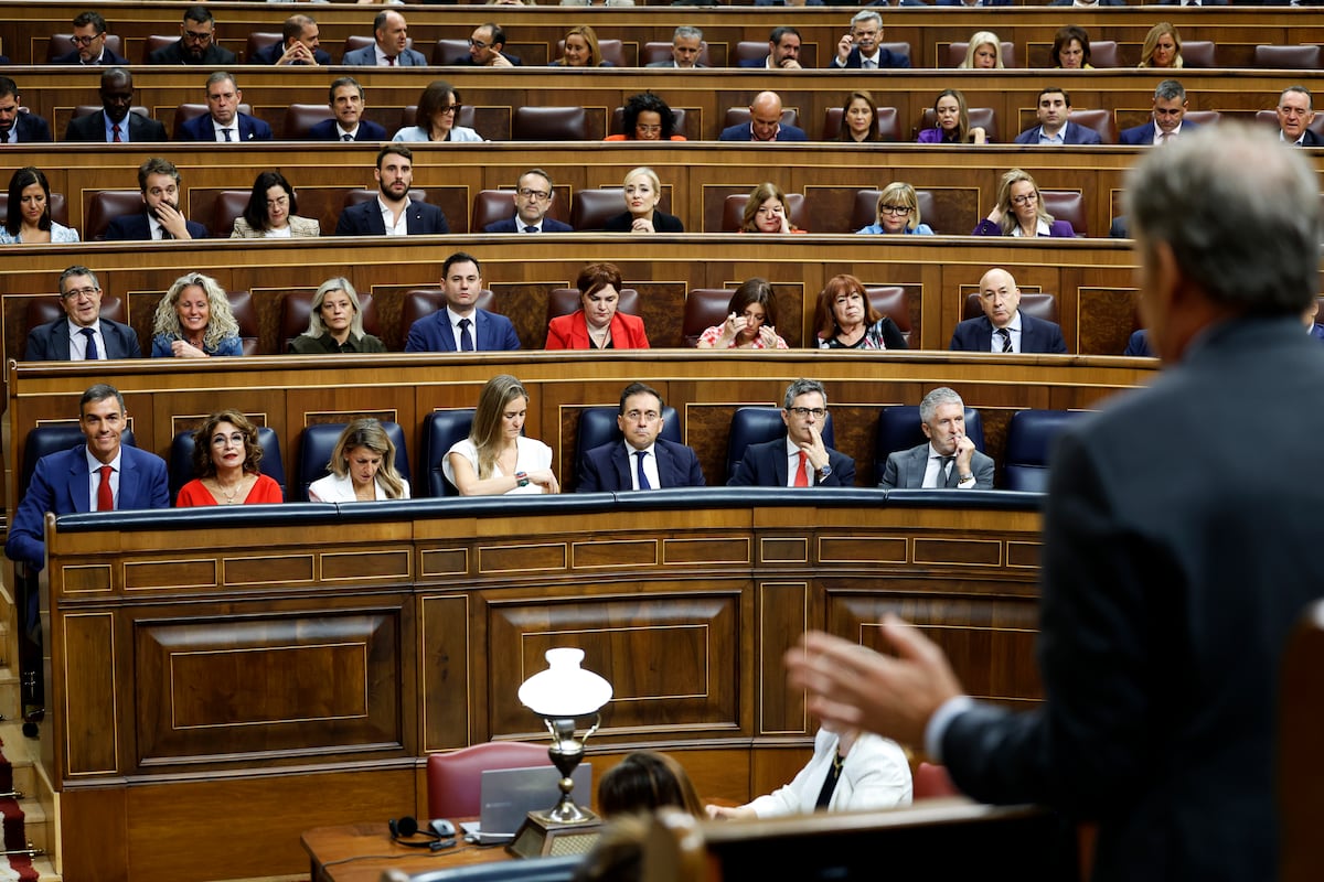 El PP baja cuatro puntos en intención de voto y el PSOE se sitúa a 15 puntos por encima, según el CIS de octubre