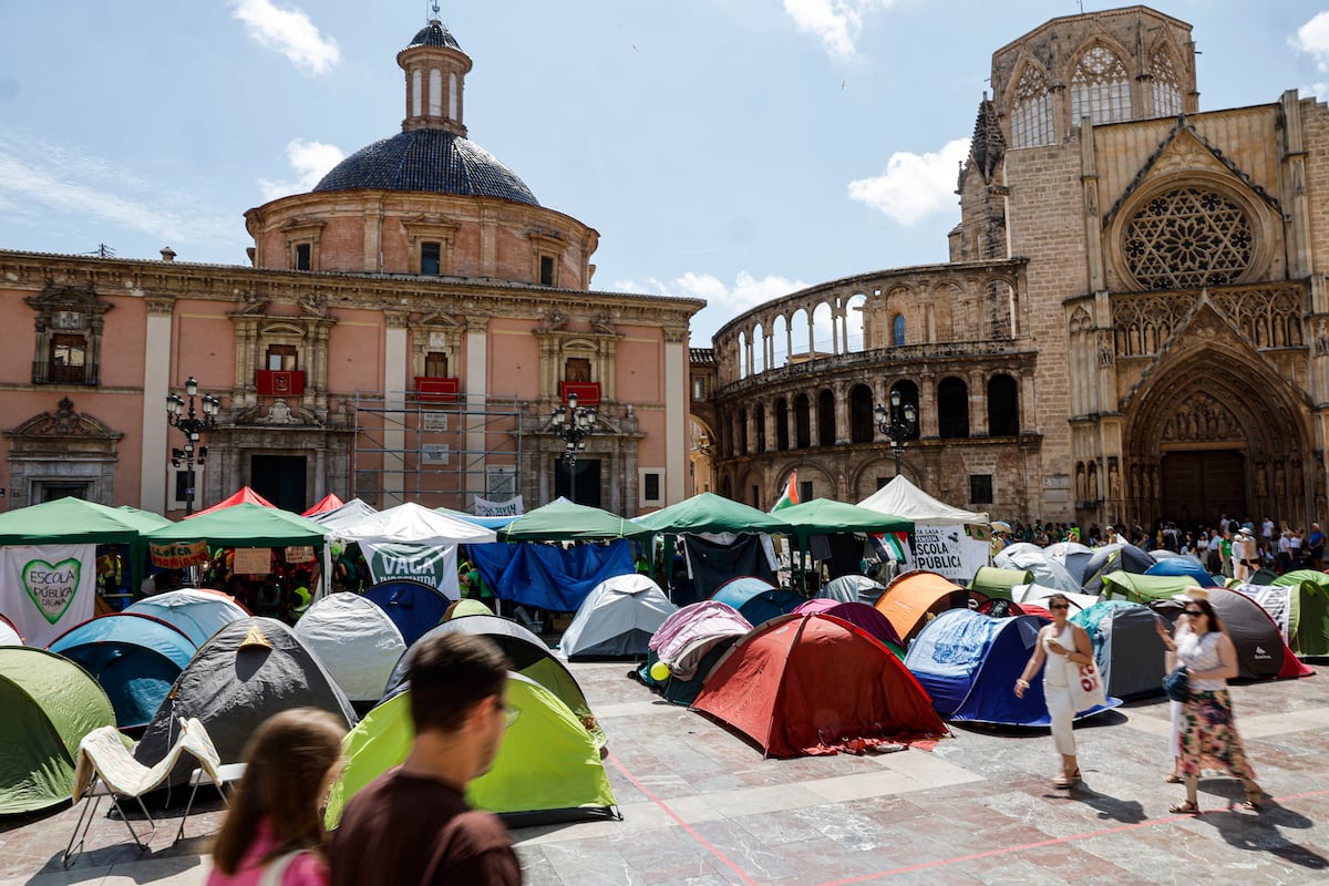 Los profesores acampados en pleno centro de Valencia: “Nos quedamos aquí hasta que negocien”
