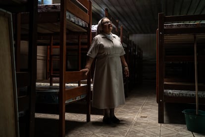 Sor Nubia Torres, rectora de la institución, recorre uno de los dormitorios vacíos del internado.