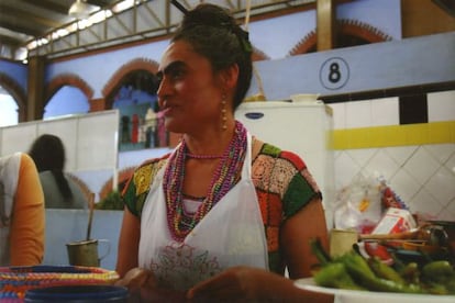 "¿Tú crees que esta es Frida Kahlo o no?", pregunta Mario Bellatin sobre la mujer que fotografió para su libro 'Las dos Fridas'.