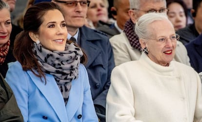 La reina Margarita de Dinamarca y, a la izquierda, la princesa Mary, en Copenhage, en abril.