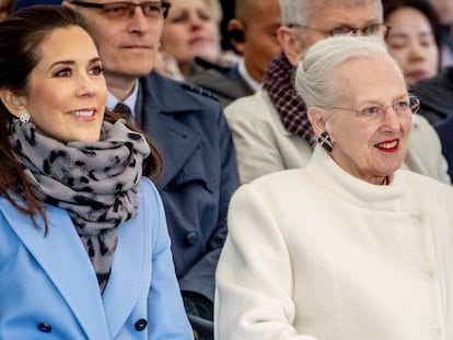 La reina Margarita de Dinamarca y, a la izquierda, la princesa Mary, en Copenhage, en abril.