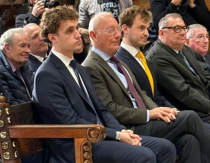 Isak Andic, en el centro de la imagen con traje gris, en un acto en el Ayuntamiento de Barcelona el jueves.