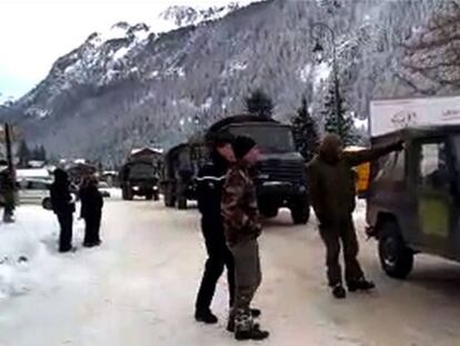 Captura de un vídeo publicado por Le Dauphiné que muestra a las tropas francesas cerca del sitio de la avalancha de este lunes en los Alpes.