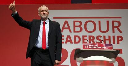 Jeremy Corbyn saluda a los miembros de su partido tras ser reelegido como l&iacute;der de los laboristas brit&aacute;nicos.  