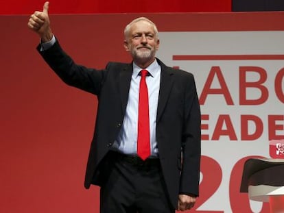 Jeremy Corbyn saluda a los miembros de su partido tras ser reelegido como l&iacute;der de los laboristas brit&aacute;nicos.  