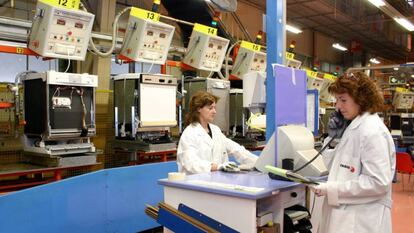 Trabajadoras de una planta de Fagor.