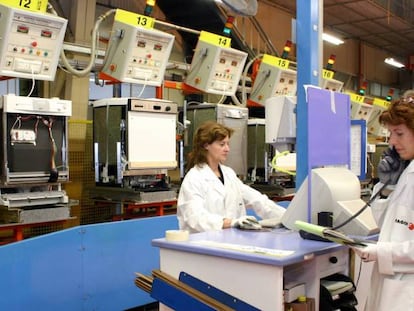 Trabajadoras de una planta de Fagor.